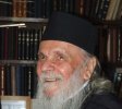 Monseigneur Justinien pendant le dialogue avec les pèlerins.