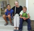 Olga pendant la visite à l’orphelinat de Dumbrava.