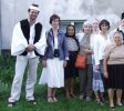 Dans le village d’Onceşti, une famille nous a invités spontanément à visiter sa maison. Quelques uns des pèlerins ont eu la joie d’essayer les costumes traditionnels. Parmi eux, le père Gérard (à droite sur la photo) semble être un vrai berger du Maramureş.