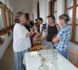 Après les délicieux repas, l’atmosphère extraordinaire du balcon en style Brancoveanu du monastère de Hurezi invitait les pèlerins à rester « autour d’un verre à paroles ».