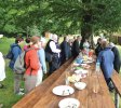 Prière d’action de grâces après le déjeuner en plein air au skit Poiana Frumoasă.