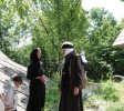 Mère Bartolomea (à droite), échangeant quelques paroles avec celle qui était le « précurseur » de notre groupe.