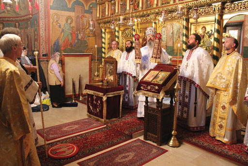 La Divine Liturgie, officiée par Son Excellence Monseigneur Marc, au skit de Darvari.
