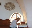 Papa Costache, écrivant un dyptique au Monastère de Saint Sava. „Pourquoi pries-tu?” – lui a demandé quelqu’un. « Pour mes enfants, pour ma famille, af n que Dieu nous aide vaincre la souffrance ! »
