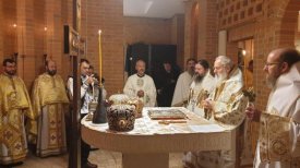 Trei ierarhi au sfințit altarul mic al Așezământului Românesc din München