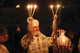 Hramul Parohiei „Sfinţii Trei Ierarhi” din La Courneuve, la un an de la sfinţirea noii biserici