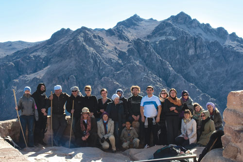 Pe Muntele Sinai. În plan îndepărtat se vede vârful Sfânta Ecaterina, cel mai înalt din Peninsula Sinai.