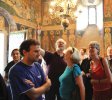 Admirând frescele din biserica de la Arbore
