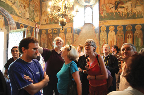 Admirând frescele din biserica de la Arbore