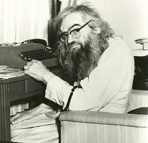 Saint Jean assis à son bureau, dans sa cellule de l’orphelinat Saint Tykhon de San Francisco
